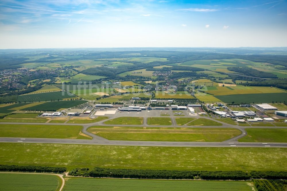 Büren aus der Vogelperspektive: Abfertigungs- Gebäude und Terminals auf dem Gelände des Flughafen in Büren im Bundesland Nordrhein-Westfalen