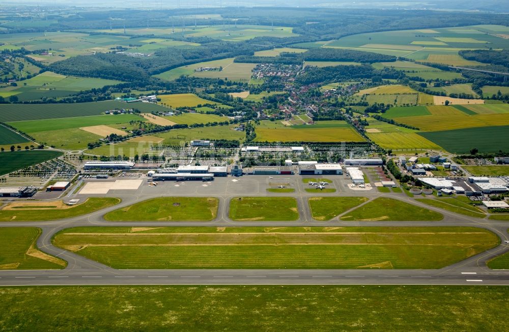 Luftbild Büren - Abfertigungs- Gebäude und Terminals auf dem Gelände des Flughafen in Büren im Bundesland Nordrhein-Westfalen