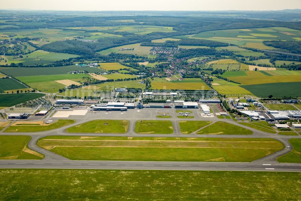 Luftaufnahme Büren - Abfertigungs- Gebäude und Terminals auf dem Gelände des Flughafen in Büren im Bundesland Nordrhein-Westfalen