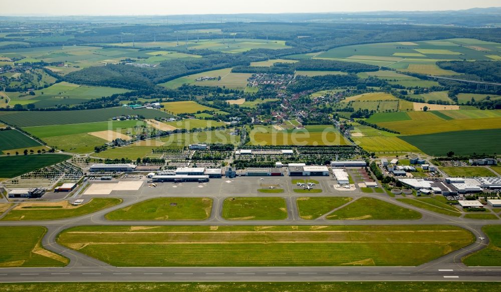 Büren von oben - Abfertigungs- Gebäude und Terminals auf dem Gelände des Flughafen in Büren im Bundesland Nordrhein-Westfalen