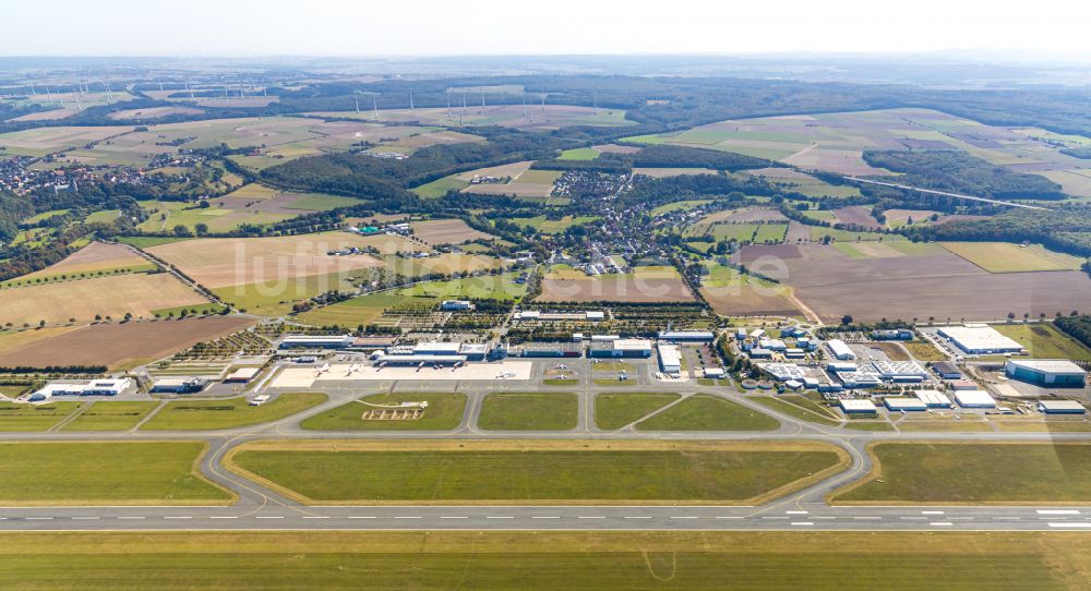 Luftaufnahme Büren - Abfertigungs- Gebäude und Terminals auf dem Gelände des Flughafen in Büren im Bundesland Nordrhein-Westfalen