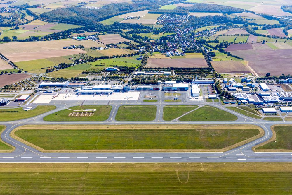 Büren von oben - Abfertigungs- Gebäude und Terminals auf dem Gelände des Flughafen in Büren im Bundesland Nordrhein-Westfalen