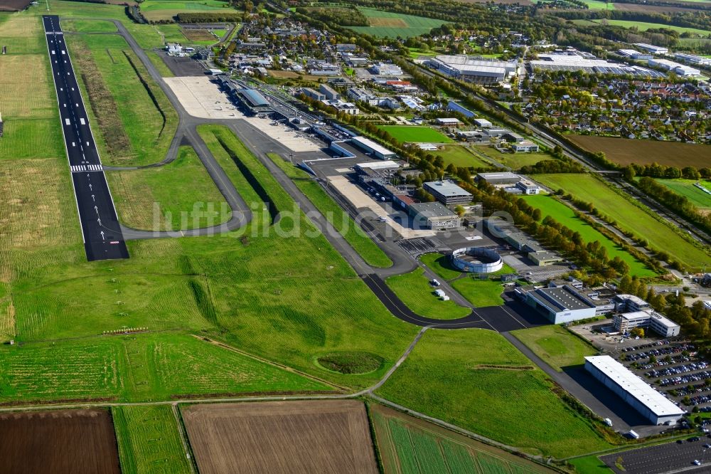 Luftaufnahme Dortmund - Abfertigungs- Gebäude und Terminals auf dem Gelände des Flughafen in Dortmund im Bundesland Nordrhein-Westfalen