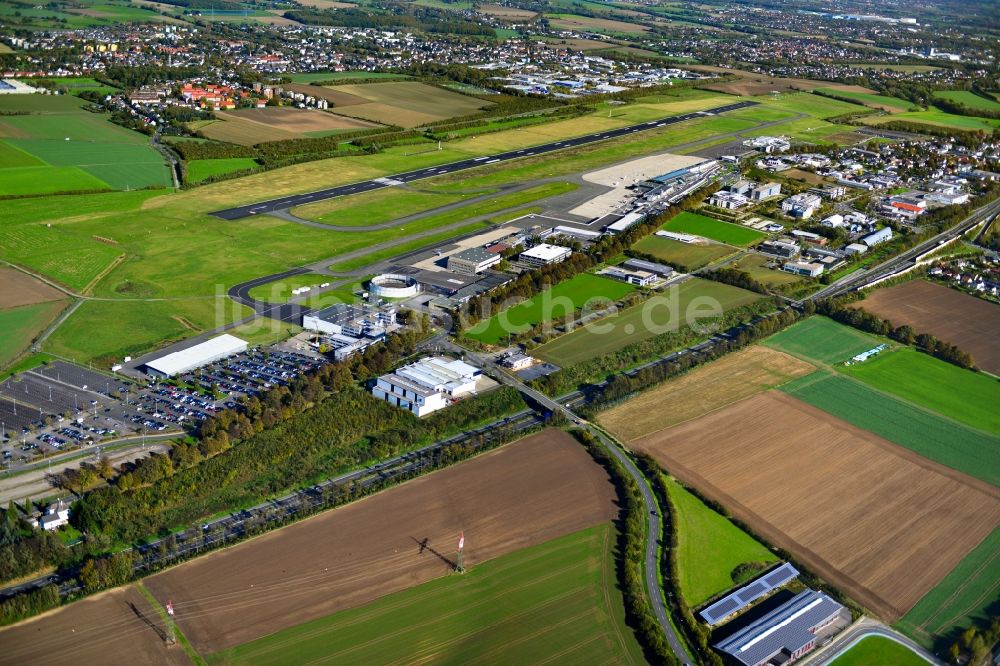 Dortmund von oben - Abfertigungs- Gebäude und Terminals auf dem Gelände des Flughafen in Dortmund im Bundesland Nordrhein-Westfalen