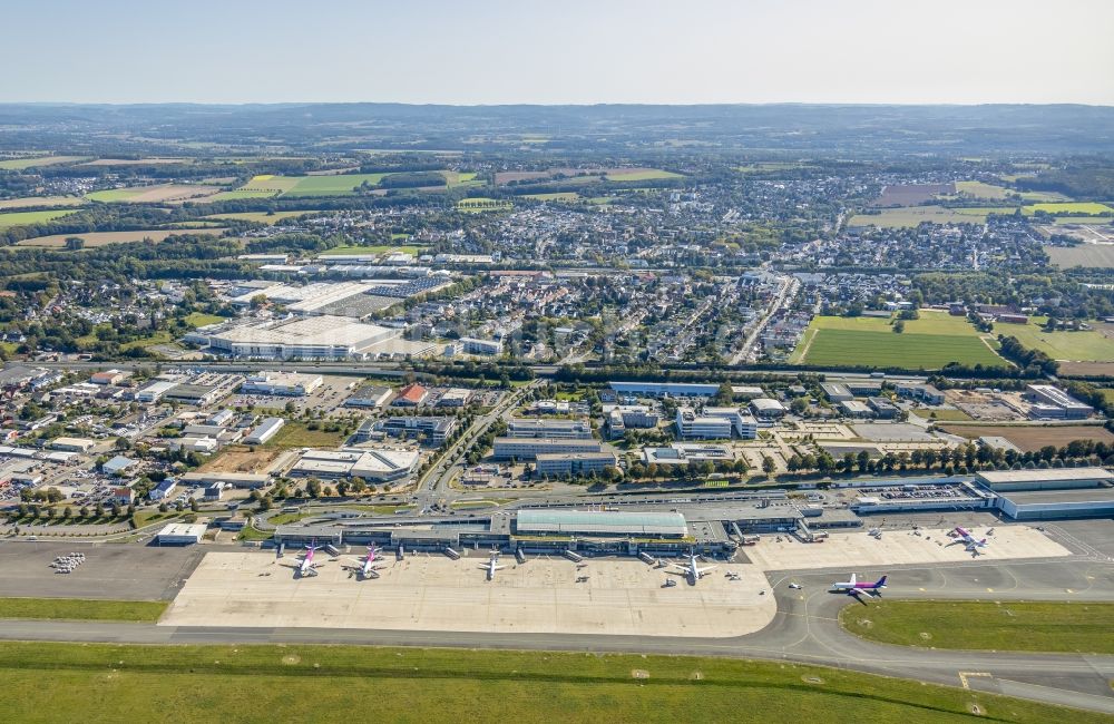 Dortmund aus der Vogelperspektive: Abfertigungs- Gebäude und Terminals auf dem Gelände des Flughafen in Dortmund im Bundesland Nordrhein-Westfalen, Deutschland