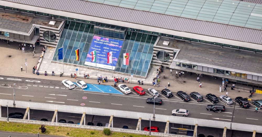 Dortmund von oben - Abfertigungs- Gebäude und Terminals auf dem Gelände des Flughafen in Dortmund im Bundesland Nordrhein-Westfalen, Deutschland