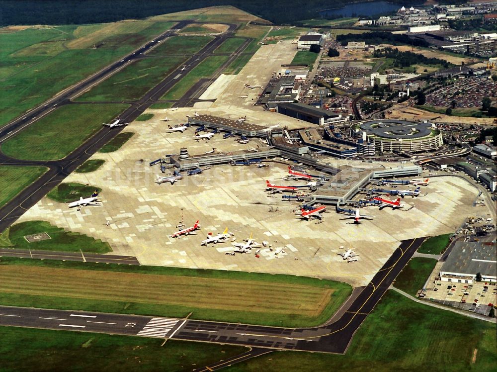 Düsseldorf aus der Vogelperspektive: Abfertigungs- Gebäude und Terminals auf dem Gelände des Flughafen in Düsseldorf im Bundesland Nordrhein-Westfalen