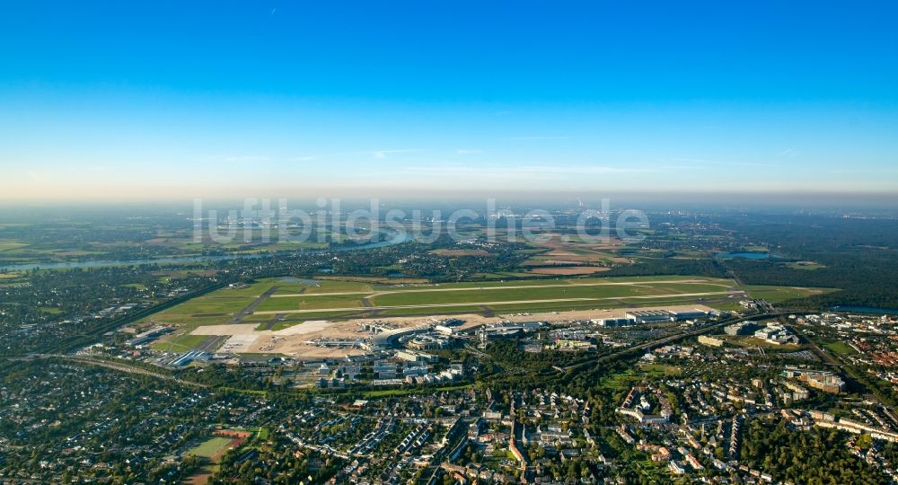 Luftbild Düsseldorf - Abfertigungs- Gebäude und Terminals auf dem Gelände des Flughafen in Düsseldorf im Bundesland Nordrhein-Westfalen