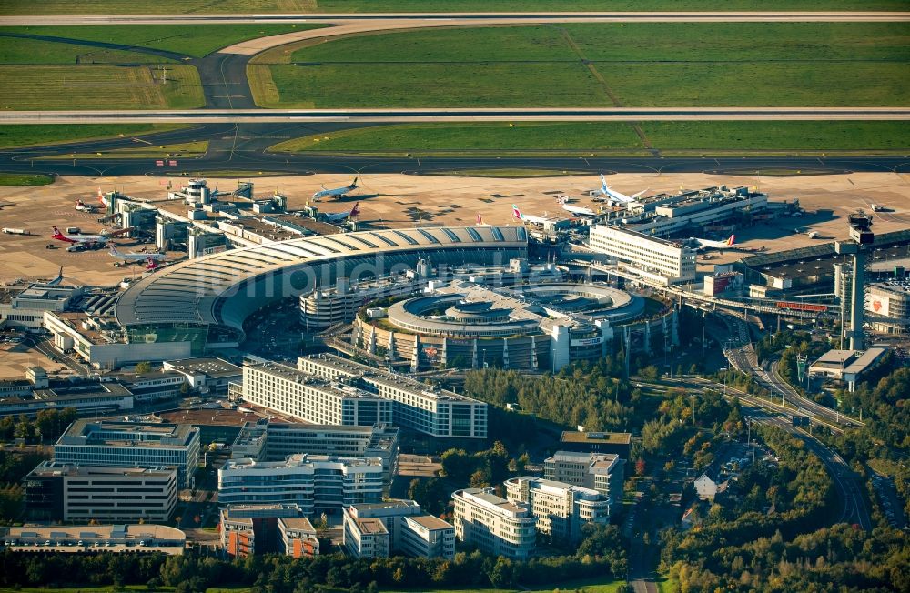 Luftaufnahme Düsseldorf - Abfertigungs- Gebäude und Terminals auf dem Gelände des Flughafen in Düsseldorf im Bundesland Nordrhein-Westfalen