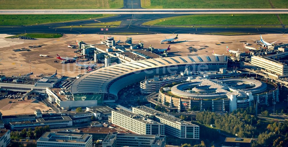 Düsseldorf von oben - Abfertigungs- Gebäude und Terminals auf dem Gelände des Flughafen in Düsseldorf im Bundesland Nordrhein-Westfalen