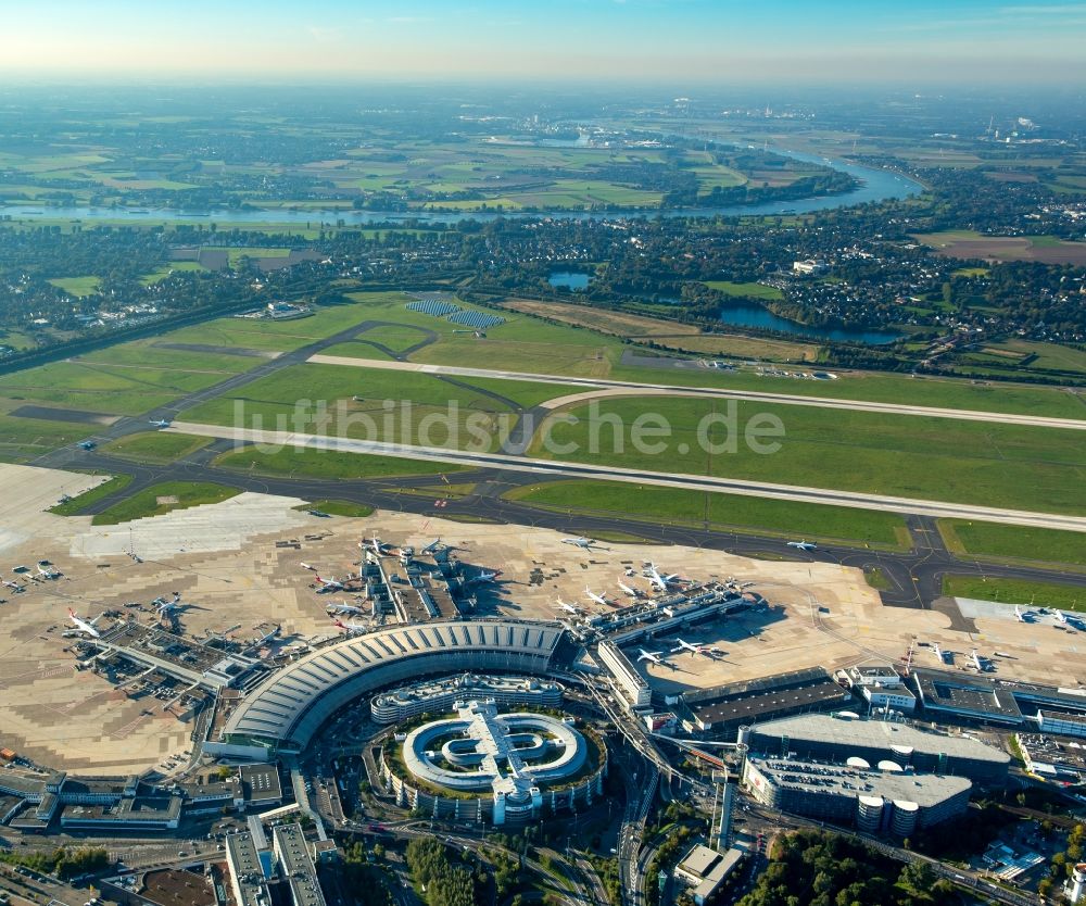 Düsseldorf aus der Vogelperspektive: Abfertigungs- Gebäude und Terminals auf dem Gelände des Flughafen in Düsseldorf im Bundesland Nordrhein-Westfalen