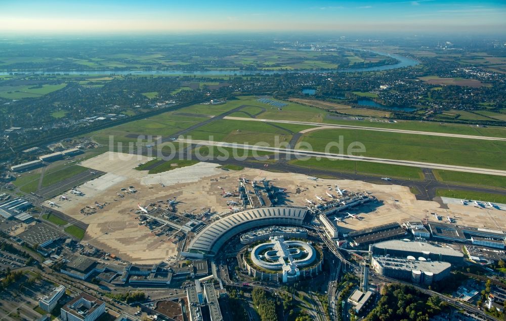 Luftaufnahme Düsseldorf - Abfertigungs- Gebäude und Terminals auf dem Gelände des Flughafen in Düsseldorf im Bundesland Nordrhein-Westfalen