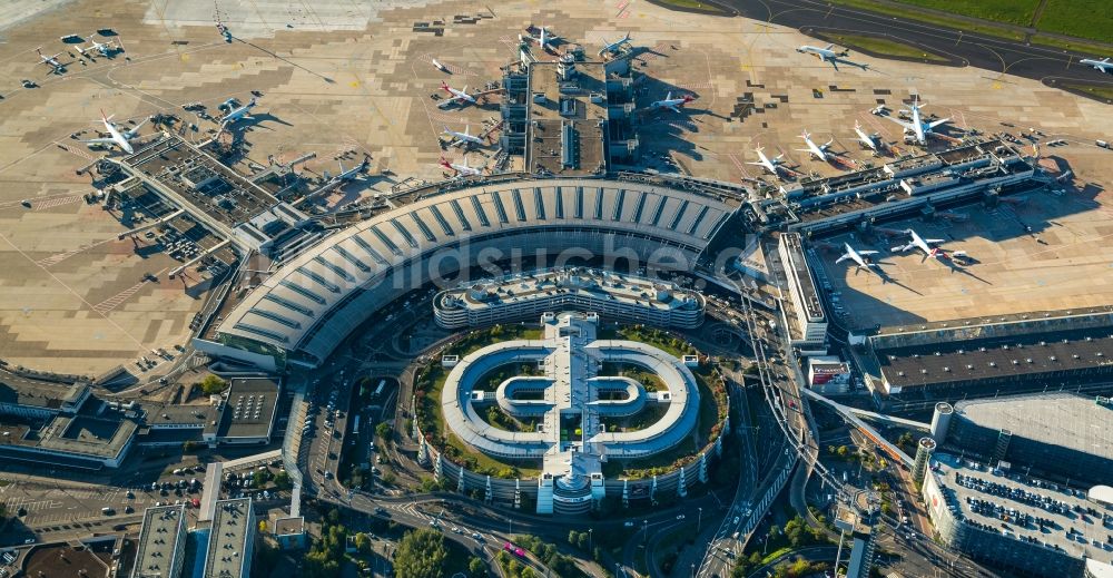 Düsseldorf von oben - Abfertigungs- Gebäude und Terminals auf dem Gelände des Flughafen in Düsseldorf im Bundesland Nordrhein-Westfalen