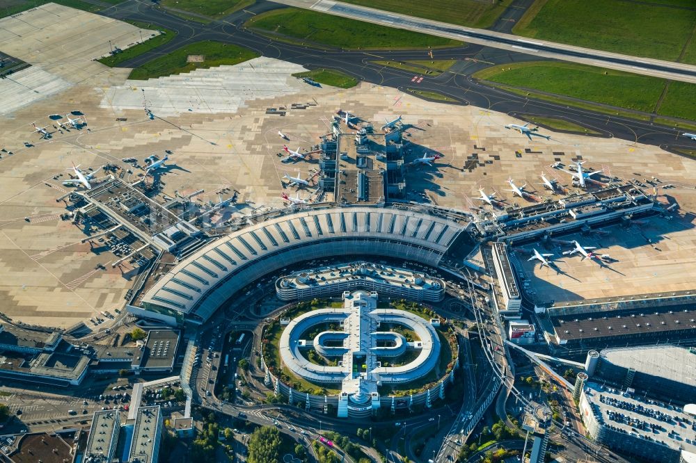 Luftbild Düsseldorf - Abfertigungs- Gebäude und Terminals auf dem Gelände des Flughafen in Düsseldorf im Bundesland Nordrhein-Westfalen