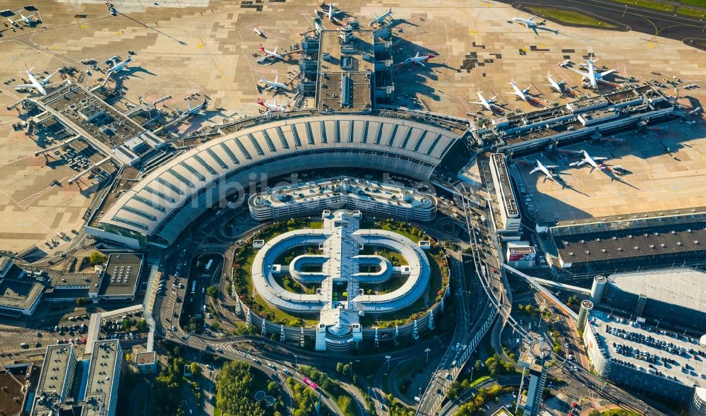 Luftaufnahme Düsseldorf - Abfertigungs- Gebäude und Terminals auf dem Gelände des Flughafen in Düsseldorf im Bundesland Nordrhein-Westfalen