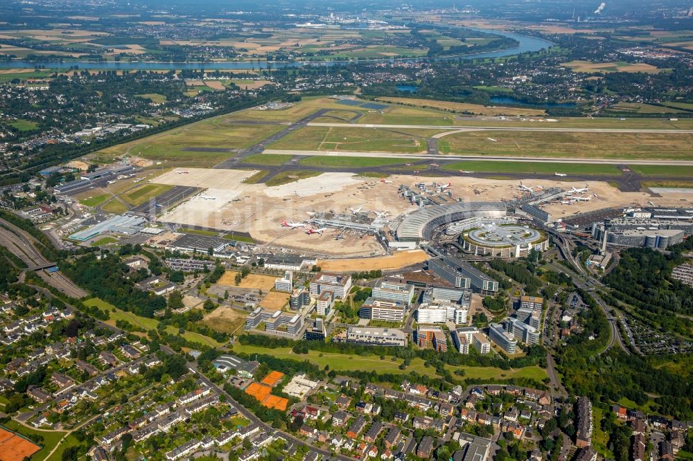 Luftaufnahme Düsseldorf - Abfertigungs- Gebäude und Terminals auf dem Gelände des Flughafen in Düsseldorf im Bundesland Nordrhein-Westfalen