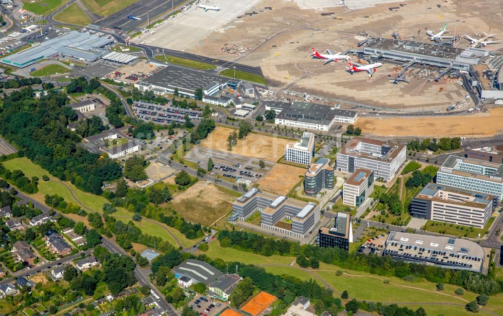 Düsseldorf von oben - Abfertigungs- Gebäude und Terminals auf dem Gelände des Flughafen in Düsseldorf im Bundesland Nordrhein-Westfalen