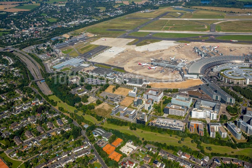 Düsseldorf aus der Vogelperspektive: Abfertigungs- Gebäude und Terminals auf dem Gelände des Flughafen in Düsseldorf im Bundesland Nordrhein-Westfalen