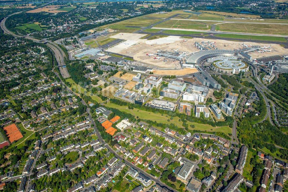 Luftbild Düsseldorf - Abfertigungs- Gebäude und Terminals auf dem Gelände des Flughafen in Düsseldorf im Bundesland Nordrhein-Westfalen