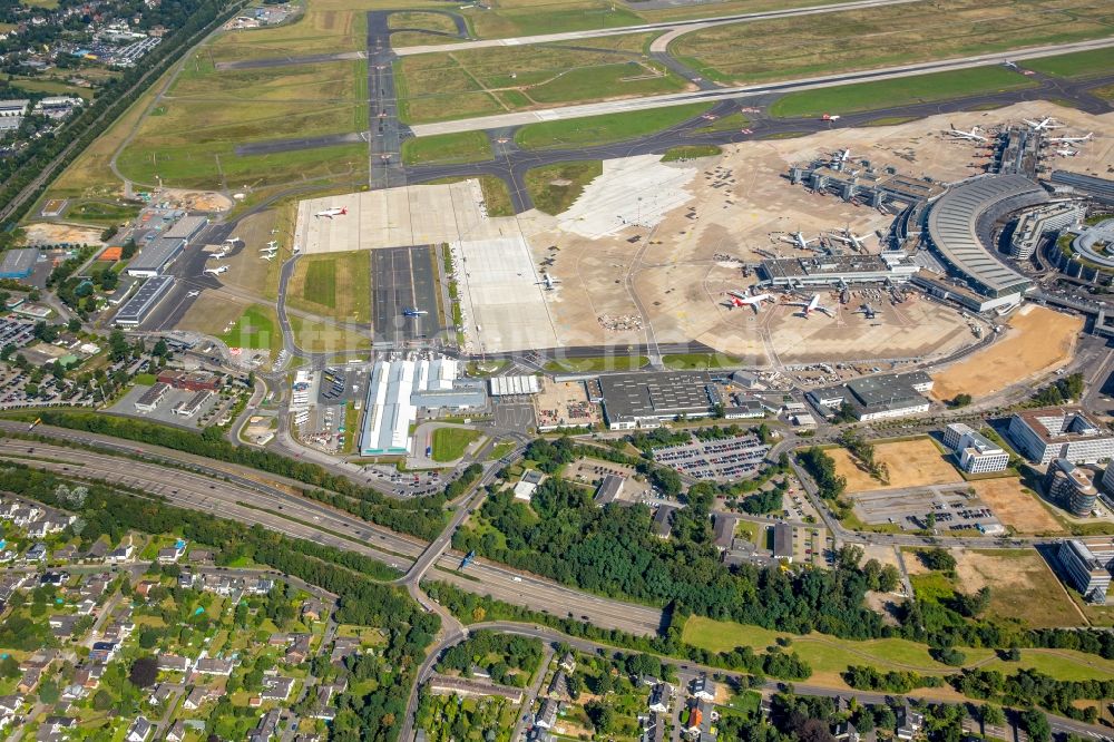 Luftbild Düsseldorf - Abfertigungs- Gebäude und Terminals auf dem Gelände des Flughafen in Düsseldorf im Bundesland Nordrhein-Westfalen