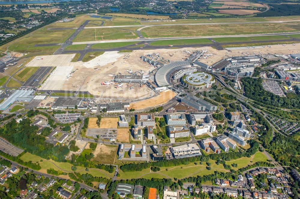 Düsseldorf aus der Vogelperspektive: Abfertigungs- Gebäude und Terminals auf dem Gelände des Flughafen in Düsseldorf im Bundesland Nordrhein-Westfalen