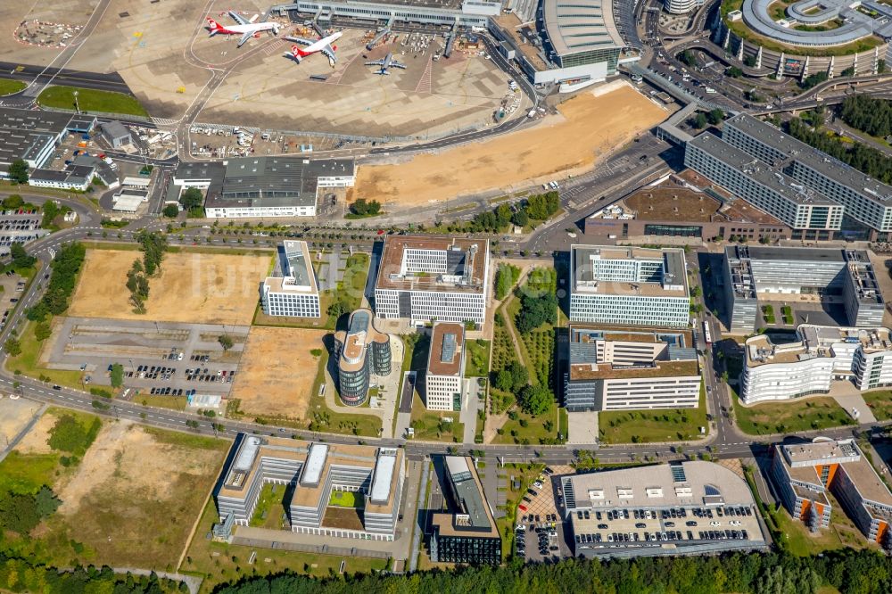 Luftbild Düsseldorf - Abfertigungs- Gebäude und Terminals auf dem Gelände des Flughafen in Düsseldorf im Bundesland Nordrhein-Westfalen