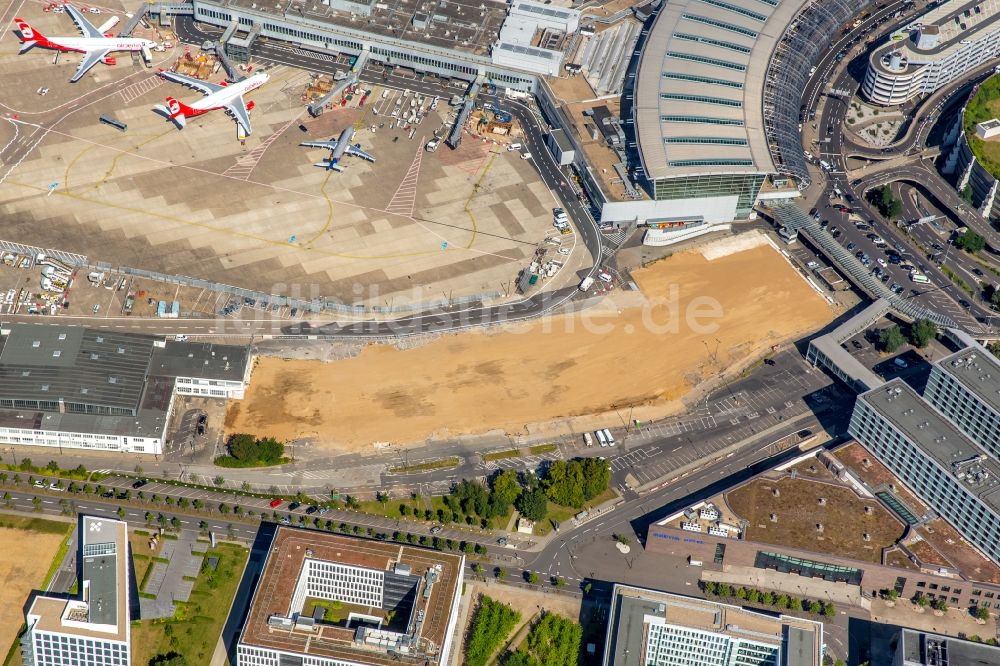 Luftaufnahme Düsseldorf - Abfertigungs- Gebäude und Terminals auf dem Gelände des Flughafen in Düsseldorf im Bundesland Nordrhein-Westfalen