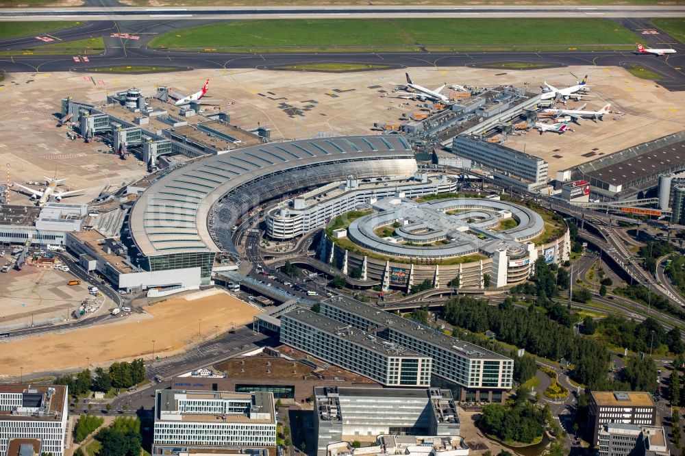 Luftaufnahme Düsseldorf - Abfertigungs- Gebäude und Terminals auf dem Gelände des Flughafen in Düsseldorf im Bundesland Nordrhein-Westfalen