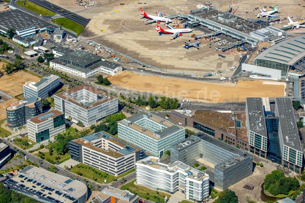 Luftaufnahme Düsseldorf - Abfertigungs- Gebäude und Terminals auf dem Gelände des Flughafen in Düsseldorf im Bundesland Nordrhein-Westfalen