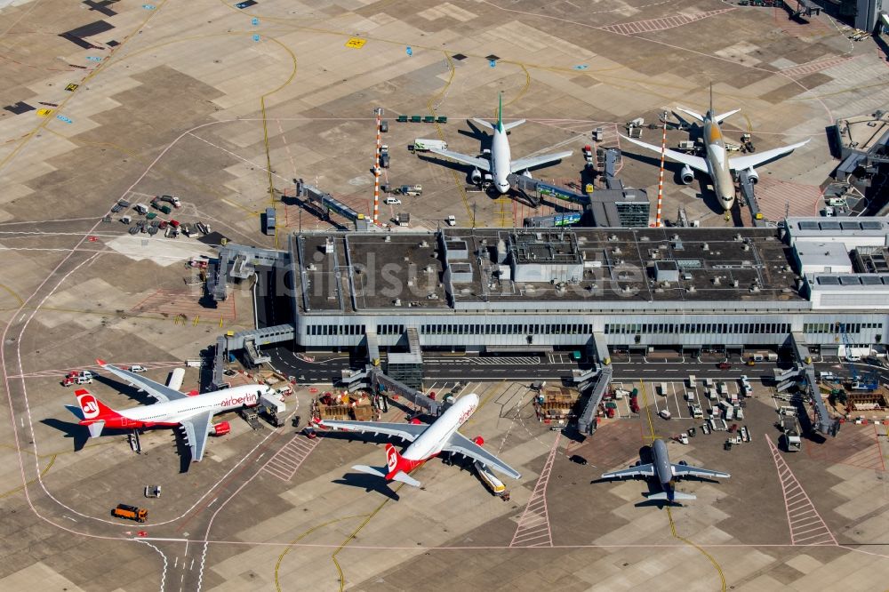 Düsseldorf von oben - Abfertigungs- Gebäude und Terminals auf dem Gelände des Flughafen in Düsseldorf im Bundesland Nordrhein-Westfalen