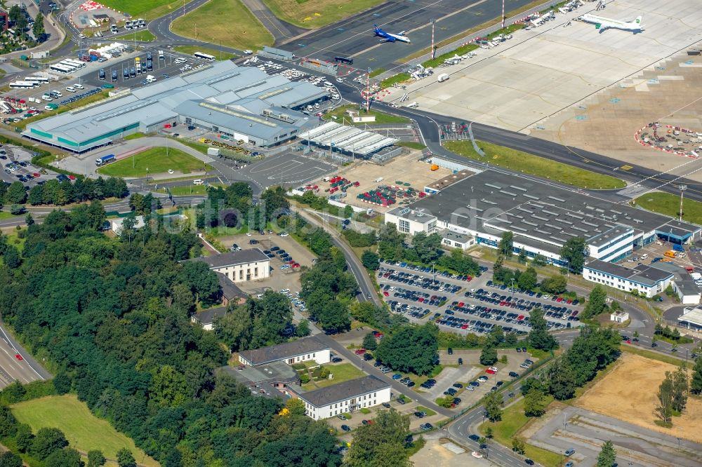 Düsseldorf von oben - Abfertigungs- Gebäude und Terminals auf dem Gelände des Flughafen in Düsseldorf im Bundesland Nordrhein-Westfalen