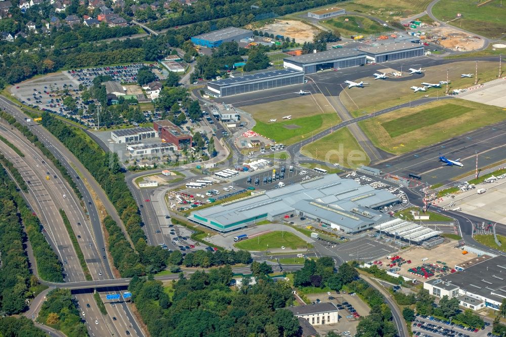 Düsseldorf aus der Vogelperspektive: Abfertigungs- Gebäude und Terminals auf dem Gelände des Flughafen in Düsseldorf im Bundesland Nordrhein-Westfalen