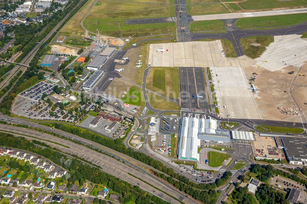 Luftaufnahme Düsseldorf - Abfertigungs- Gebäude und Terminals auf dem Gelände des Flughafen in Düsseldorf im Bundesland Nordrhein-Westfalen