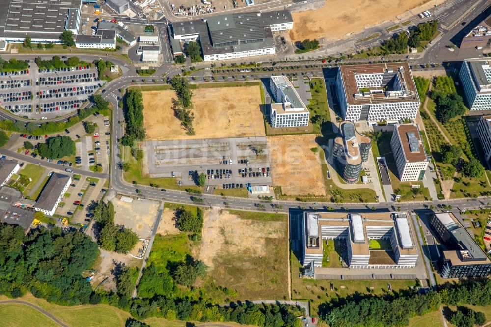 Luftaufnahme Düsseldorf - Abfertigungs- Gebäude und Terminals auf dem Gelände des Flughafen in Düsseldorf im Bundesland Nordrhein-Westfalen