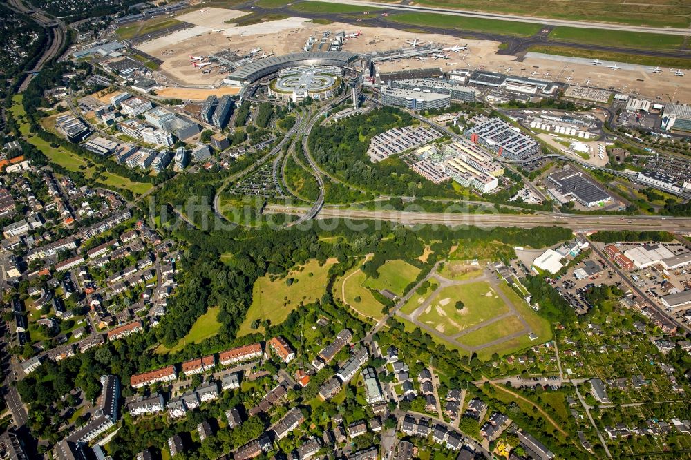 Düsseldorf von oben - Abfertigungs- Gebäude und Terminals auf dem Gelände des Flughafen in Düsseldorf im Bundesland Nordrhein-Westfalen