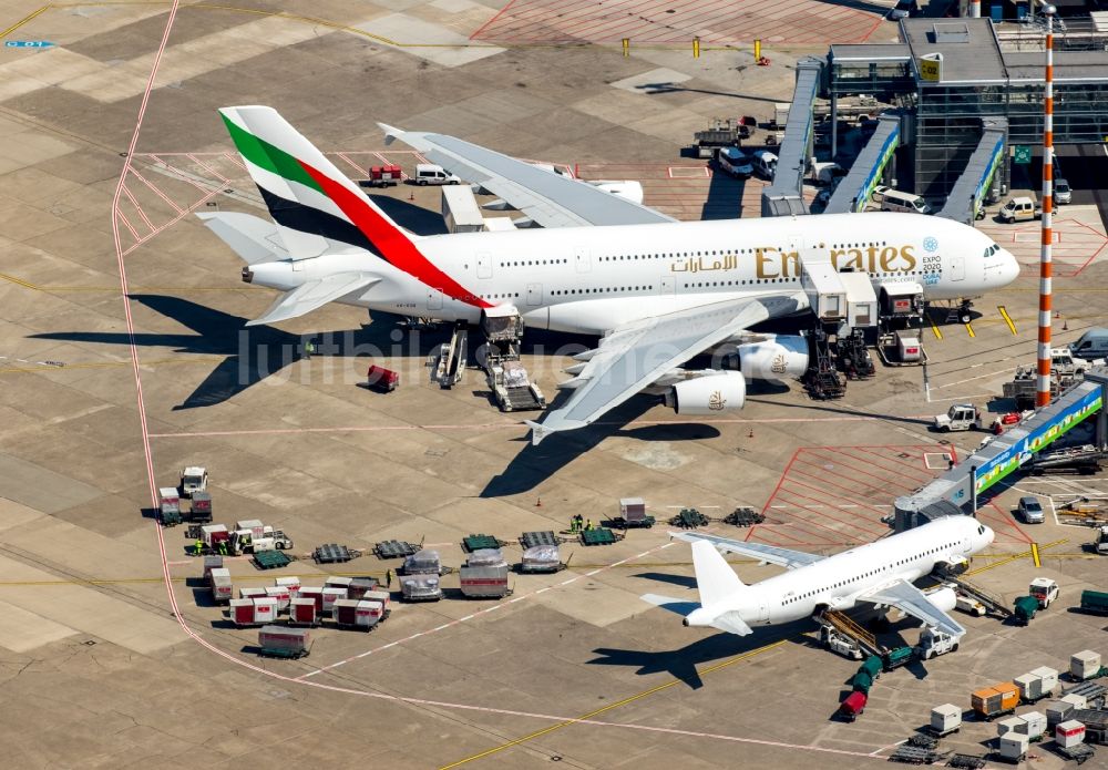 Düsseldorf aus der Vogelperspektive: Abfertigungs- Gebäude und Terminals auf dem Gelände des Flughafen in Düsseldorf im Bundesland Nordrhein-Westfalen