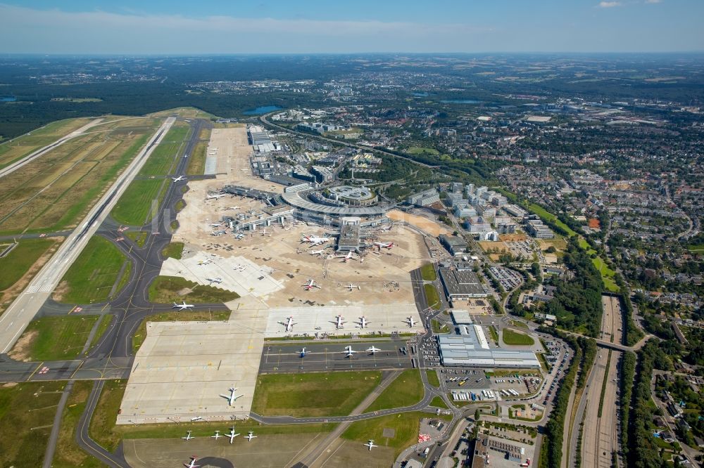 Düsseldorf aus der Vogelperspektive: Abfertigungs- Gebäude und Terminals auf dem Gelände des Flughafen in Düsseldorf im Bundesland Nordrhein-Westfalen