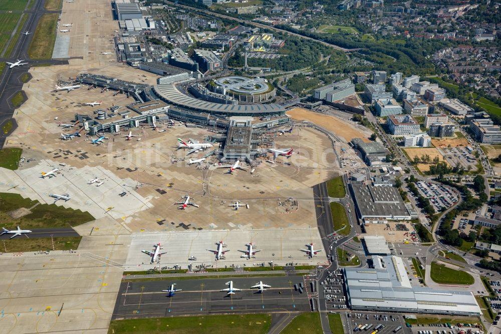 Luftbild Düsseldorf - Abfertigungs- Gebäude und Terminals auf dem Gelände des Flughafen in Düsseldorf im Bundesland Nordrhein-Westfalen