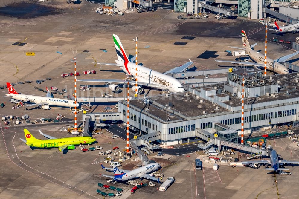 Luftbild Düsseldorf - Abfertigungs- Gebäude und Terminals auf dem Gelände des Flughafen in Düsseldorf im Bundesland Nordrhein-Westfalen