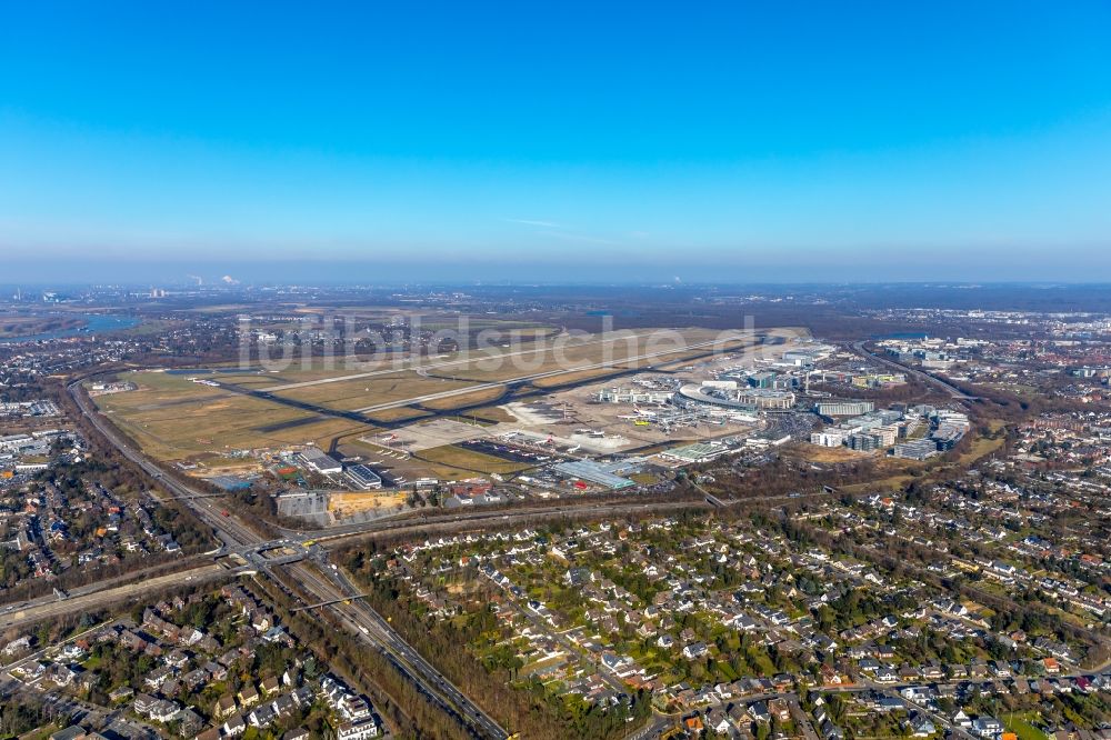 Düsseldorf von oben - Abfertigungs- Gebäude und Terminals auf dem Gelände des Flughafen in Düsseldorf im Bundesland Nordrhein-Westfalen