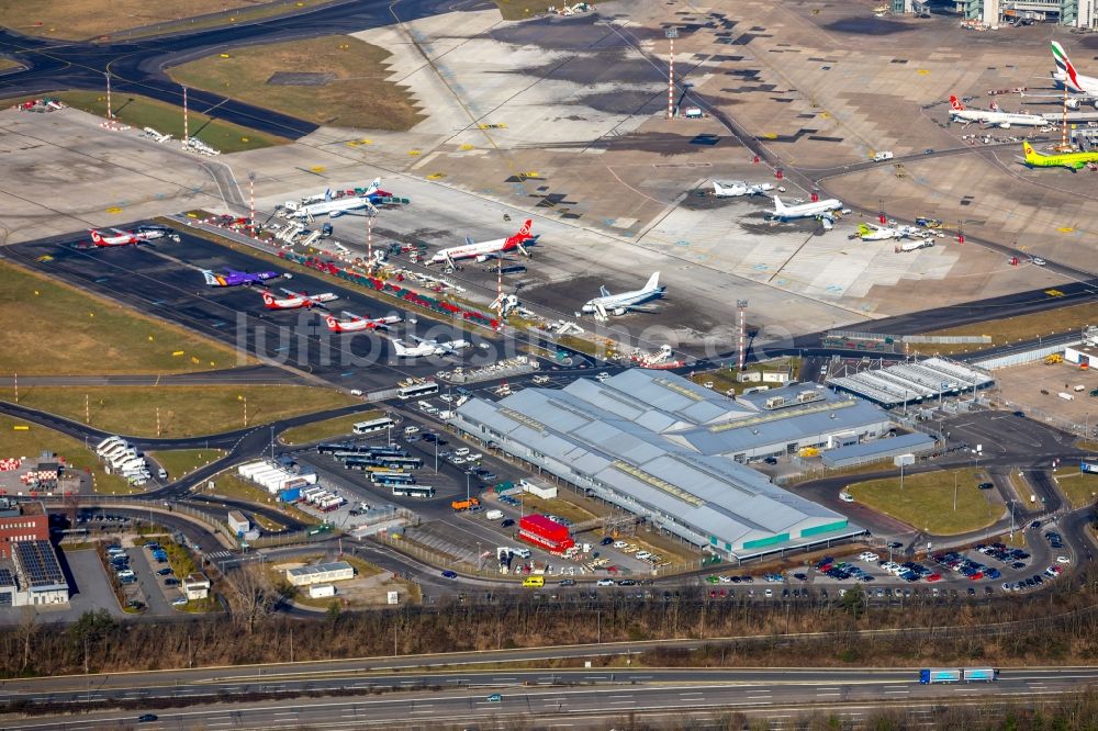 Luftbild Düsseldorf - Abfertigungs- Gebäude und Terminals auf dem Gelände des Flughafen in Düsseldorf im Bundesland Nordrhein-Westfalen