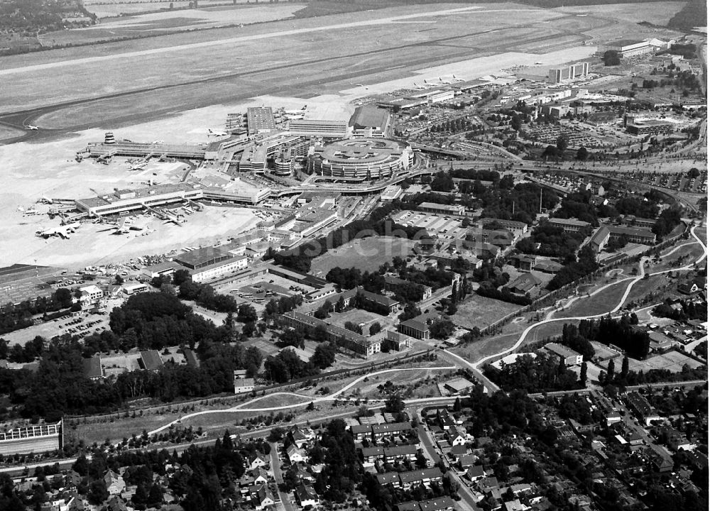 Düsseldorf von oben - Abfertigungs- Gebäude und Terminals auf dem Gelände des Flughafen in Düsseldorf im Bundesland Nordrhein-Westfalen