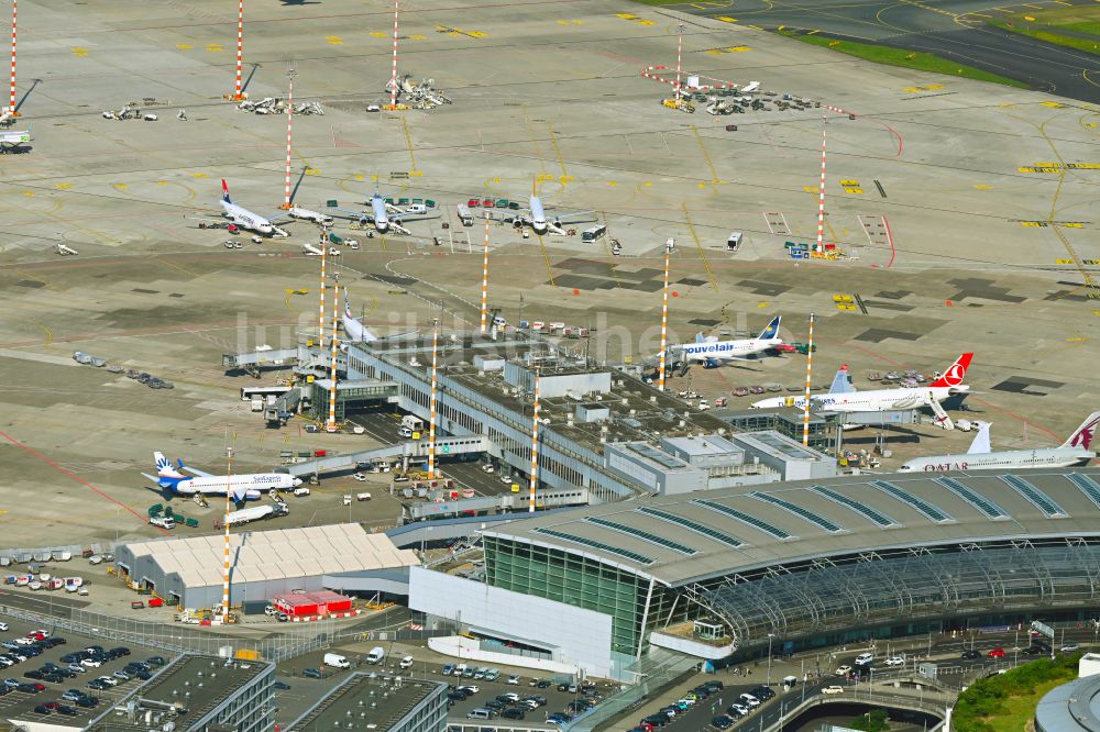 Düsseldorf von oben - Abfertigungs- Gebäude und Terminals auf dem Gelände des Flughafen in Düsseldorf im Bundesland Nordrhein-Westfalen