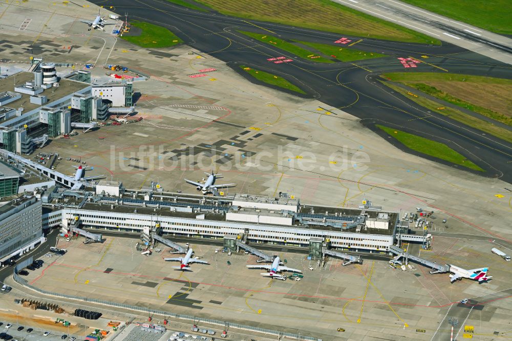 Luftbild Düsseldorf - Abfertigungs- Gebäude und Terminals auf dem Gelände des Flughafen in Düsseldorf im Bundesland Nordrhein-Westfalen