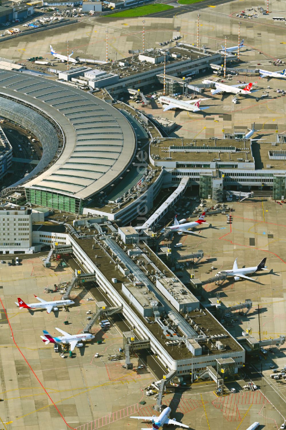 Düsseldorf von oben - Abfertigungs- Gebäude und Terminals auf dem Gelände des Flughafen in Düsseldorf im Bundesland Nordrhein-Westfalen