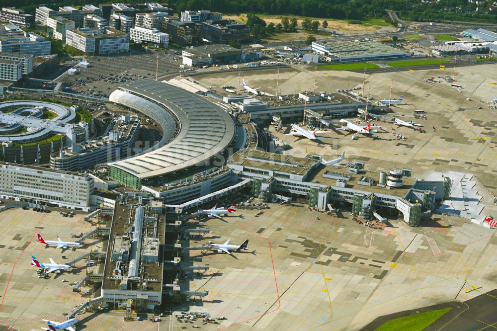 Düsseldorf aus der Vogelperspektive: Abfertigungs- Gebäude und Terminals auf dem Gelände des Flughafen in Düsseldorf im Bundesland Nordrhein-Westfalen