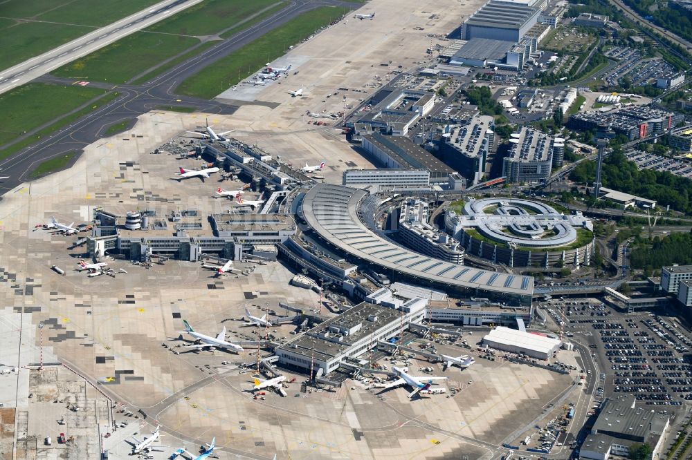 Düsseldorf von oben - Abfertigungs- Gebäude und Terminals auf dem Gelände des Flughafen in Düsseldorf im Bundesland Nordrhein-Westfalen, Deutschland