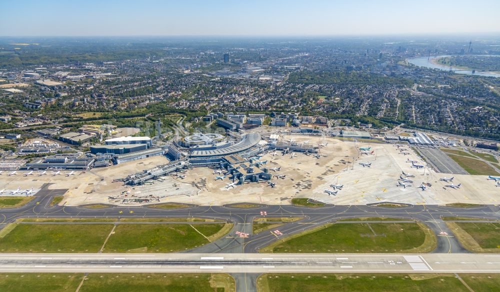 Düsseldorf aus der Vogelperspektive: Abfertigungs- Gebäude und Terminals auf dem Gelände des Flughafen in Düsseldorf im Bundesland Nordrhein-Westfalen, Deutschland