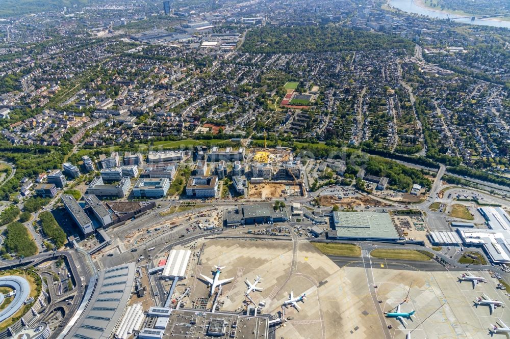 Luftbild Düsseldorf - Abfertigungs- Gebäude und Terminals auf dem Gelände des Flughafen in Düsseldorf im Bundesland Nordrhein-Westfalen, Deutschland