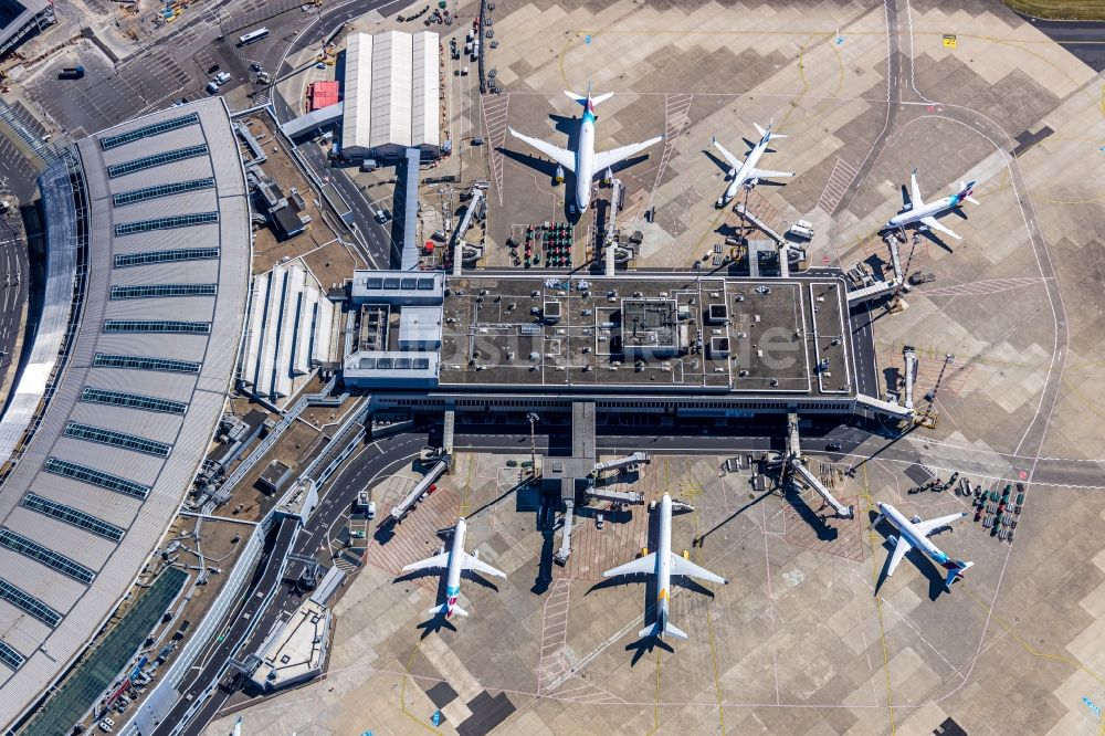 Luftaufnahme Düsseldorf - Abfertigungs- Gebäude und Terminals auf dem Gelände des Flughafen in Düsseldorf im Bundesland Nordrhein-Westfalen, Deutschland